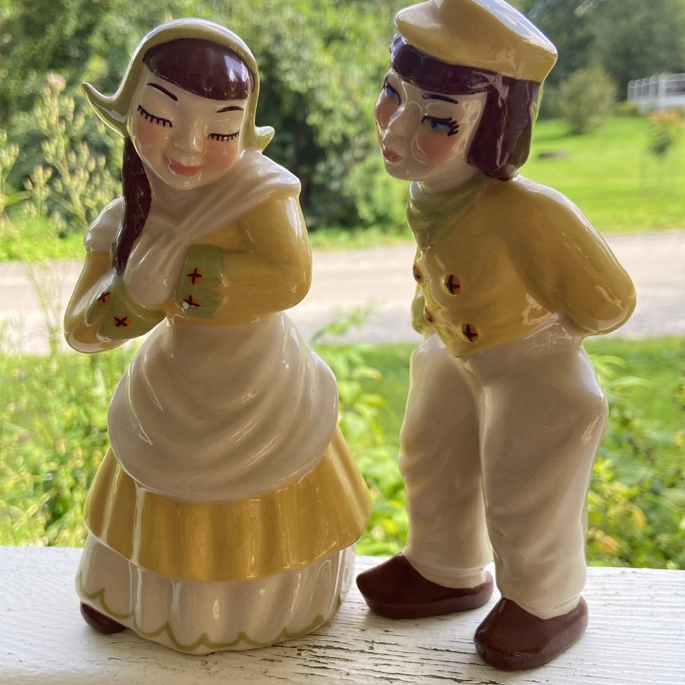 Vintage Ceramic Arts Studio Collectable Kissing Dutch Boy & Girl Figurine Pair